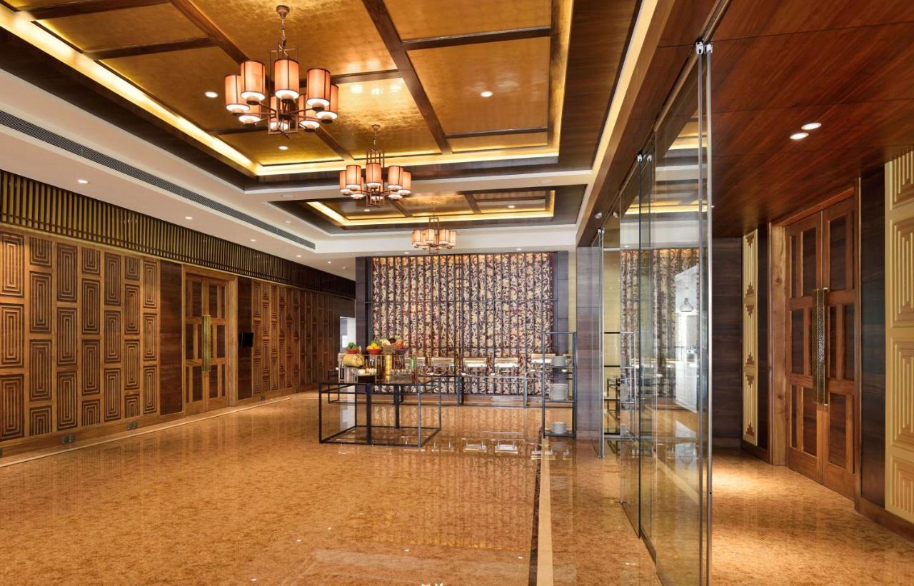 Radisson Blu Plaza Resort & Convention Centre คาร์จัต ภายนอก รูปภาพ The lobby of the hotel