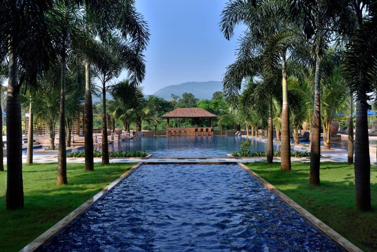 Radisson Blu Plaza Resort & Convention Centre คาร์จัต ภายนอก รูปภาพ The pool at the Anantara Golden Triangle Resort
