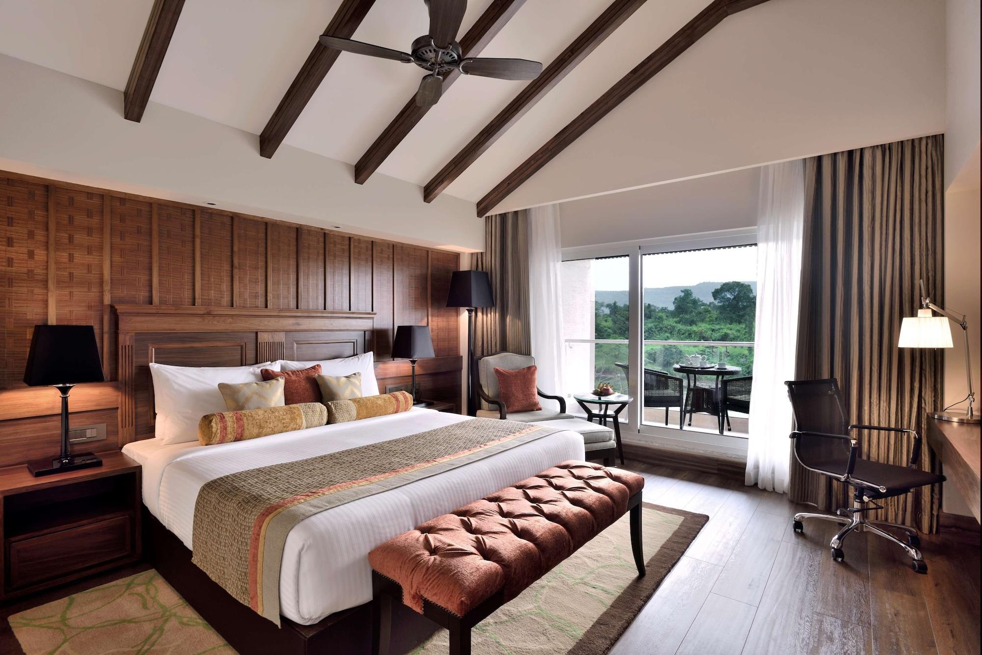 Radisson Blu Plaza Resort & Convention Centre คาร์จัต ภายนอก รูปภาพ