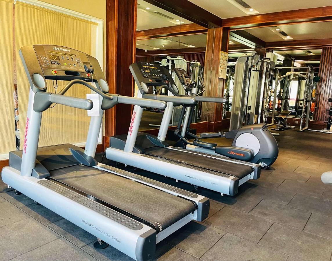 Radisson Blu Plaza Resort & Convention Centre คาร์จัต ภายนอก รูปภาพ Treadmills at a gym