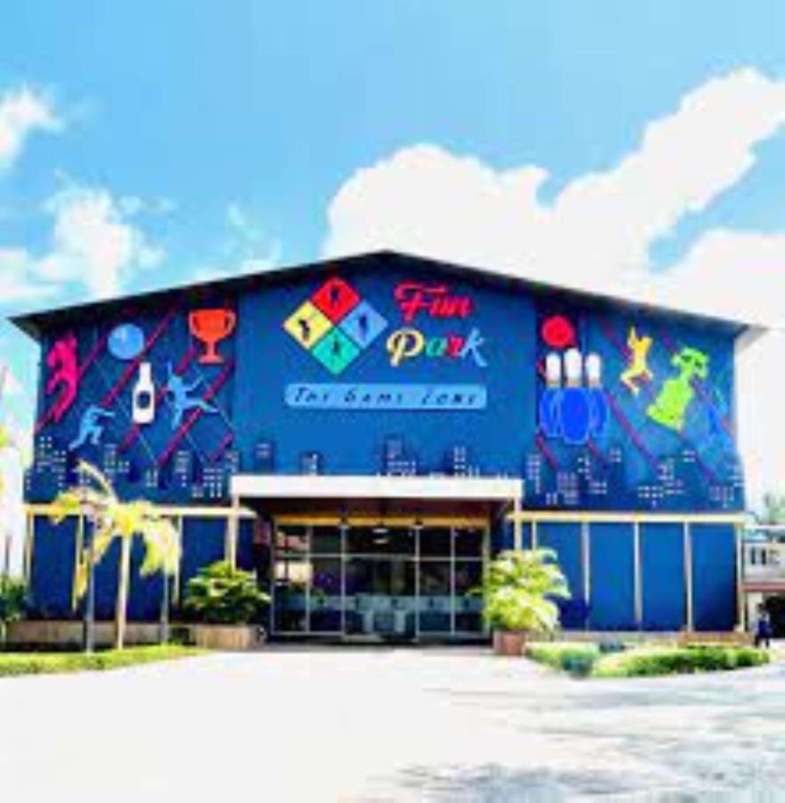Radisson Blu Plaza Resort & Convention Centre คาร์จัต ภายนอก รูปภาพ The Sports and Cultural Centre
