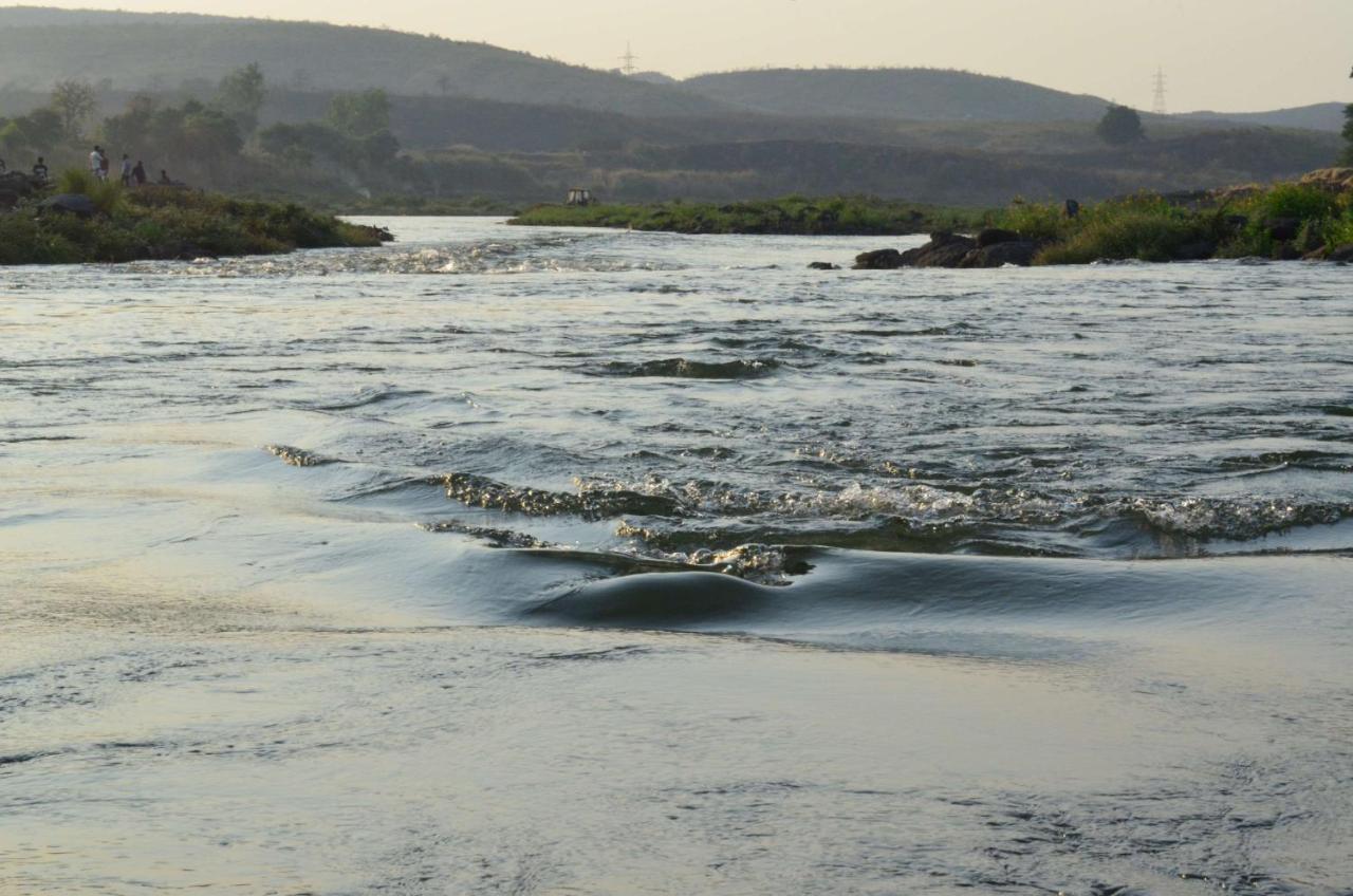 Radisson Blu Plaza Resort & Convention Centre คาร์จัต ภายนอก รูปภาพ The river at the end of the day