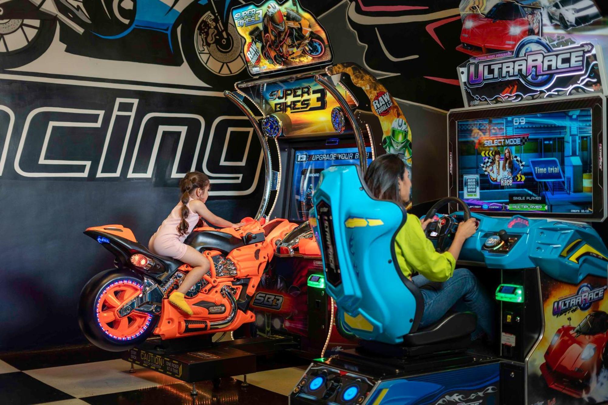 Radisson Blu Plaza Resort & Convention Centre คาร์จัต ภายนอก รูปภาพ Arcade racing games