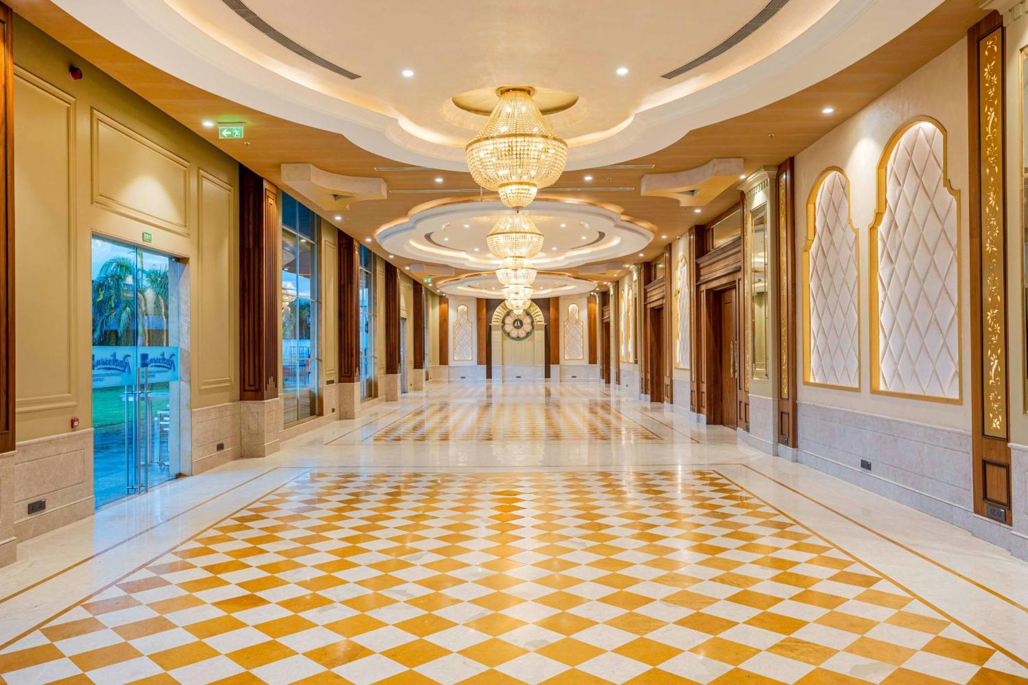 Radisson Blu Plaza Resort & Convention Centre คาร์จัต ภายนอก รูปภาพ The interior of the hotel