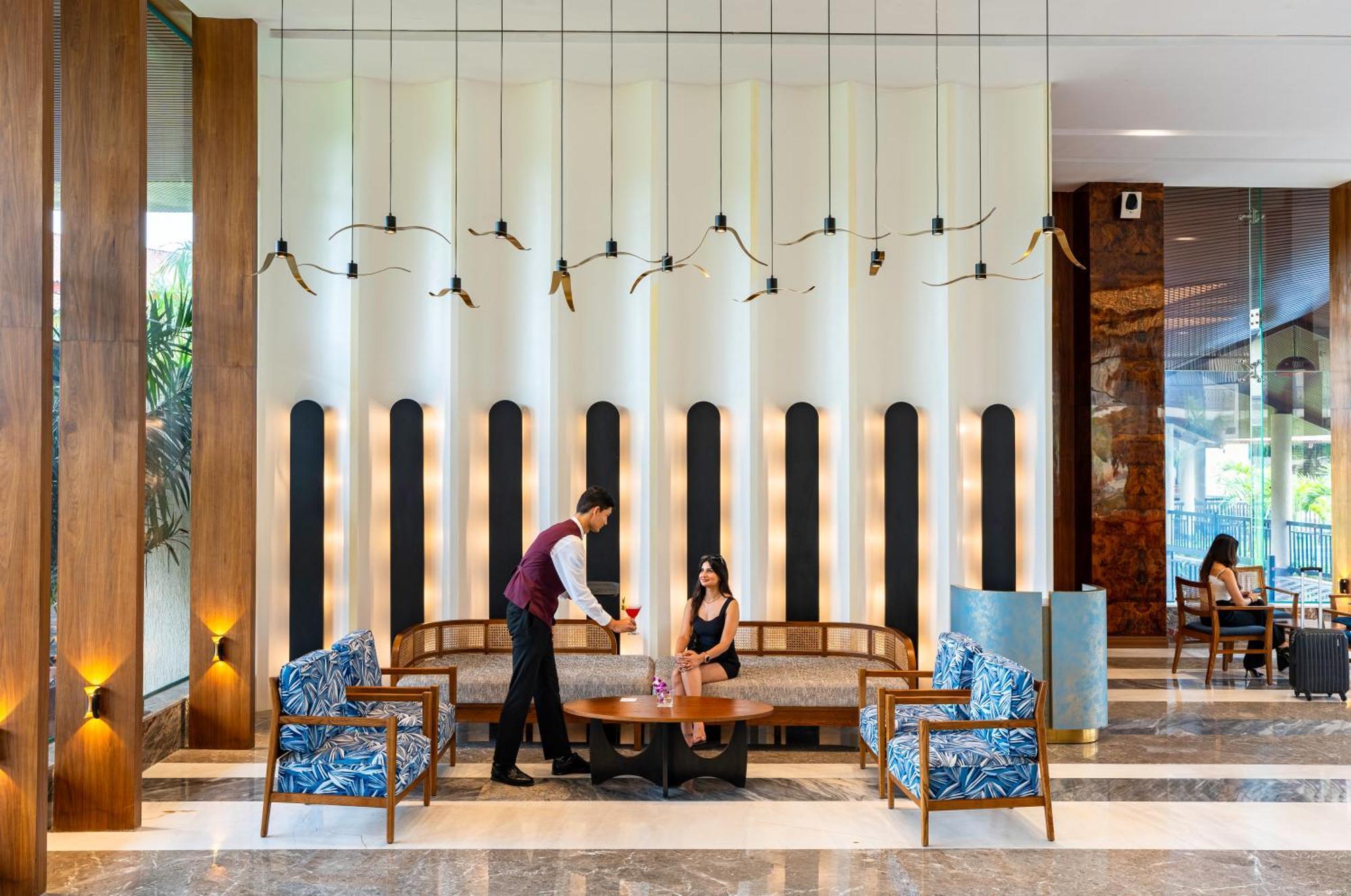 Radisson Blu Plaza Resort & Convention Centre คาร์จัต ภายนอก รูปภาพ Lobby