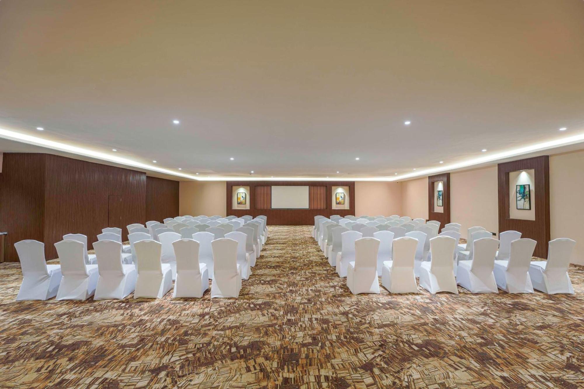 Radisson Blu Plaza Resort & Convention Centre คาร์จัต ภายนอก รูปภาพ The ballroom