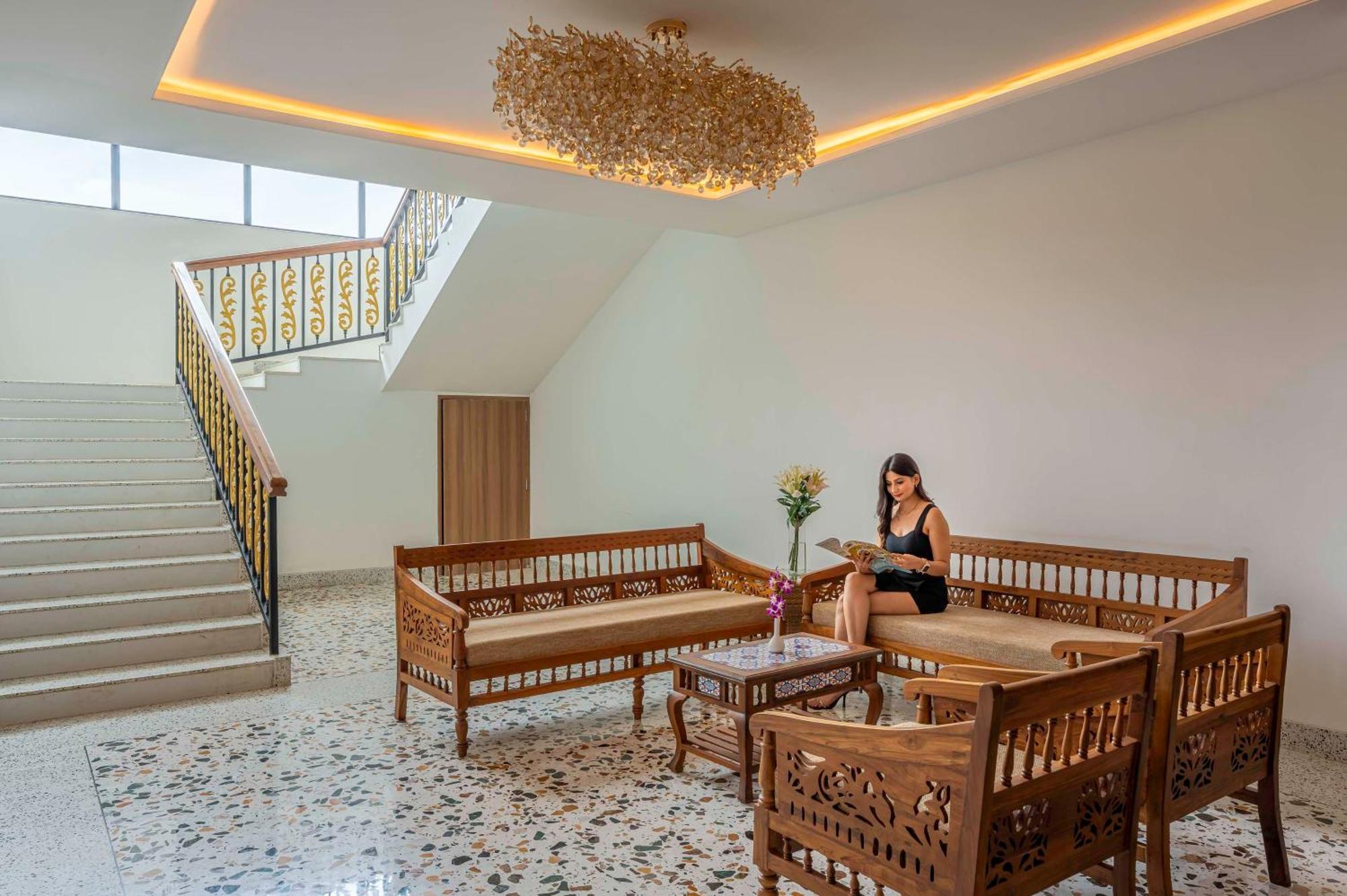 Radisson Blu Plaza Resort & Convention Centre คาร์จัต ภายนอก รูปภาพ Lobby