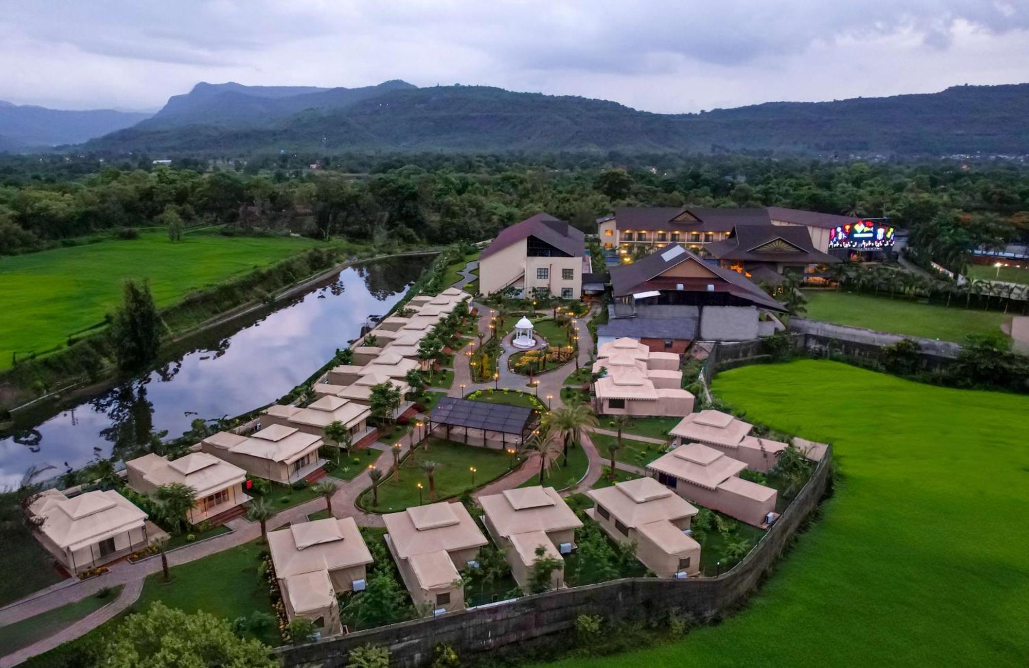 Radisson Blu Plaza Resort & Convention Centre คาร์จัต ภายนอก รูปภาพ The Village at the Village