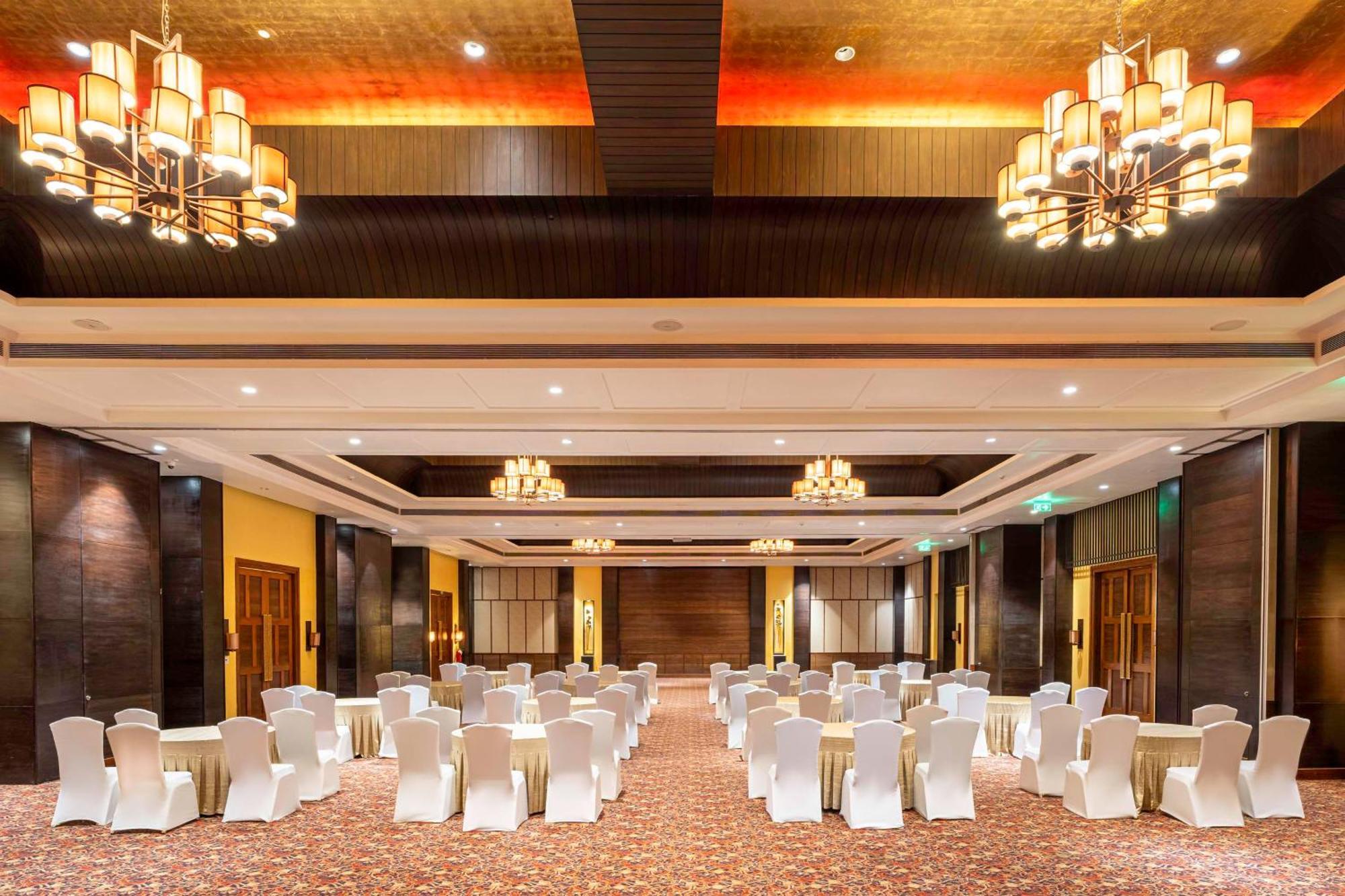 Radisson Blu Plaza Resort & Convention Centre คาร์จัต ภายนอก รูปภาพ The Grand Ballroom