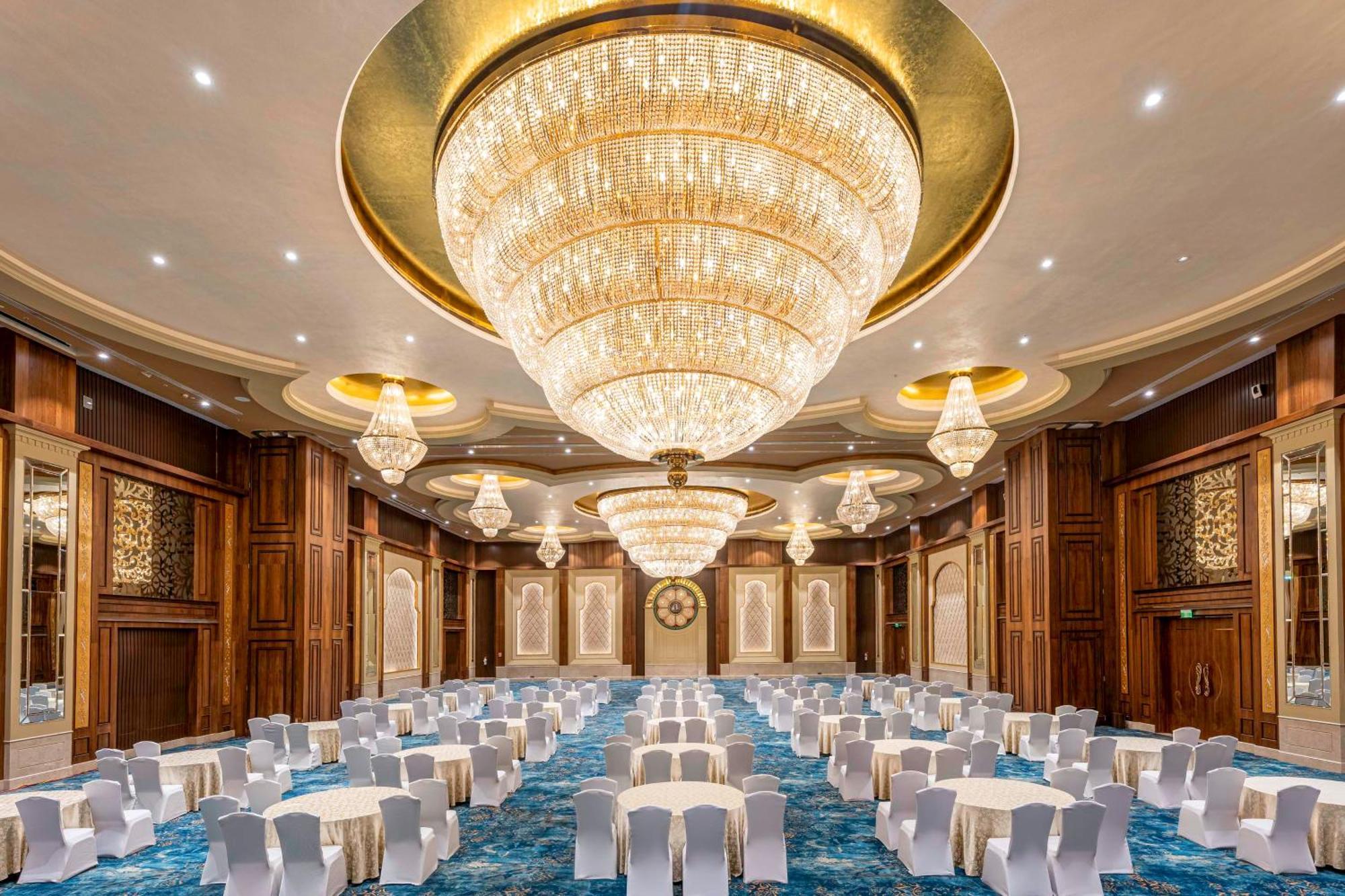 Radisson Blu Plaza Resort & Convention Centre คาร์จัต ภายนอก รูปภาพ The Grand Ballroom
