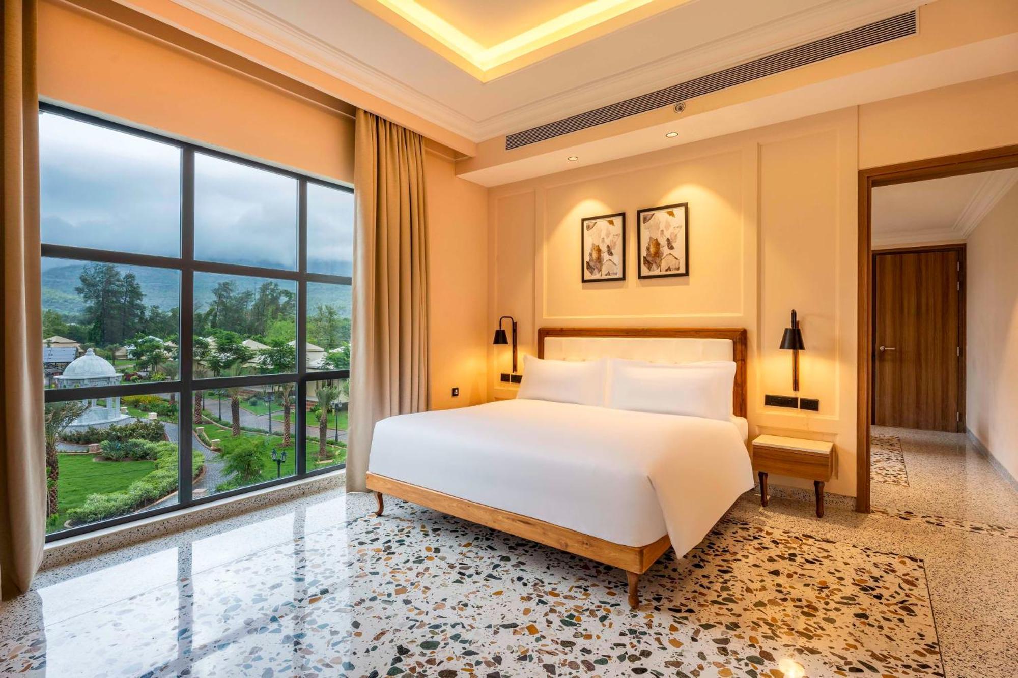 Radisson Blu Plaza Resort & Convention Centre คาร์จัต ภายนอก รูปภาพ A bedroom at the hotel