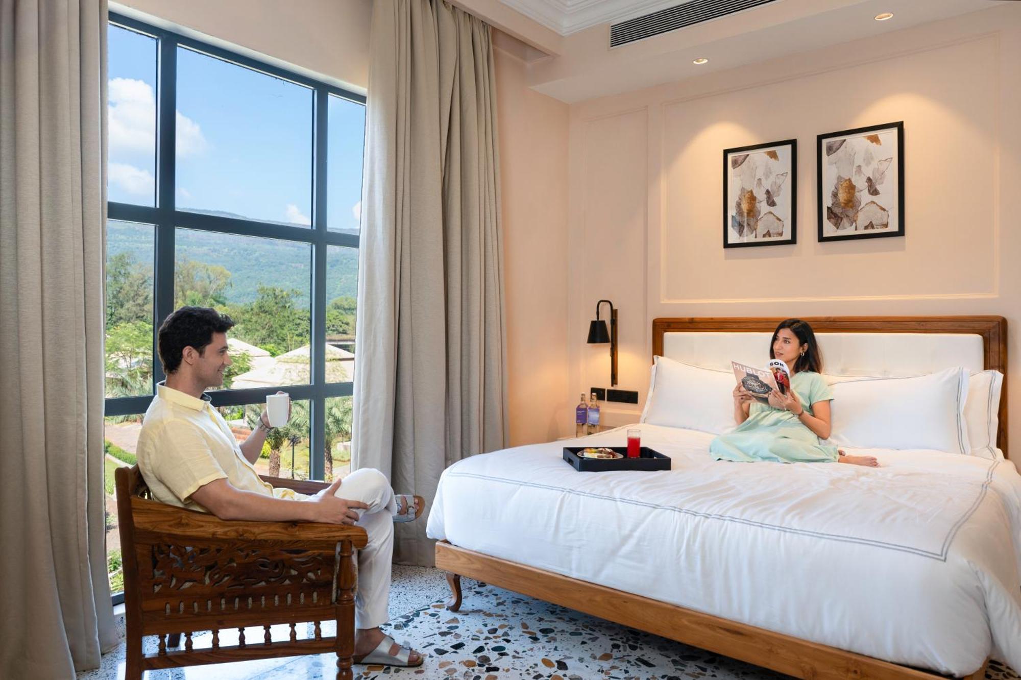 Radisson Blu Plaza Resort & Convention Centre คาร์จัต ภายนอก รูปภาพ A room at the hotel