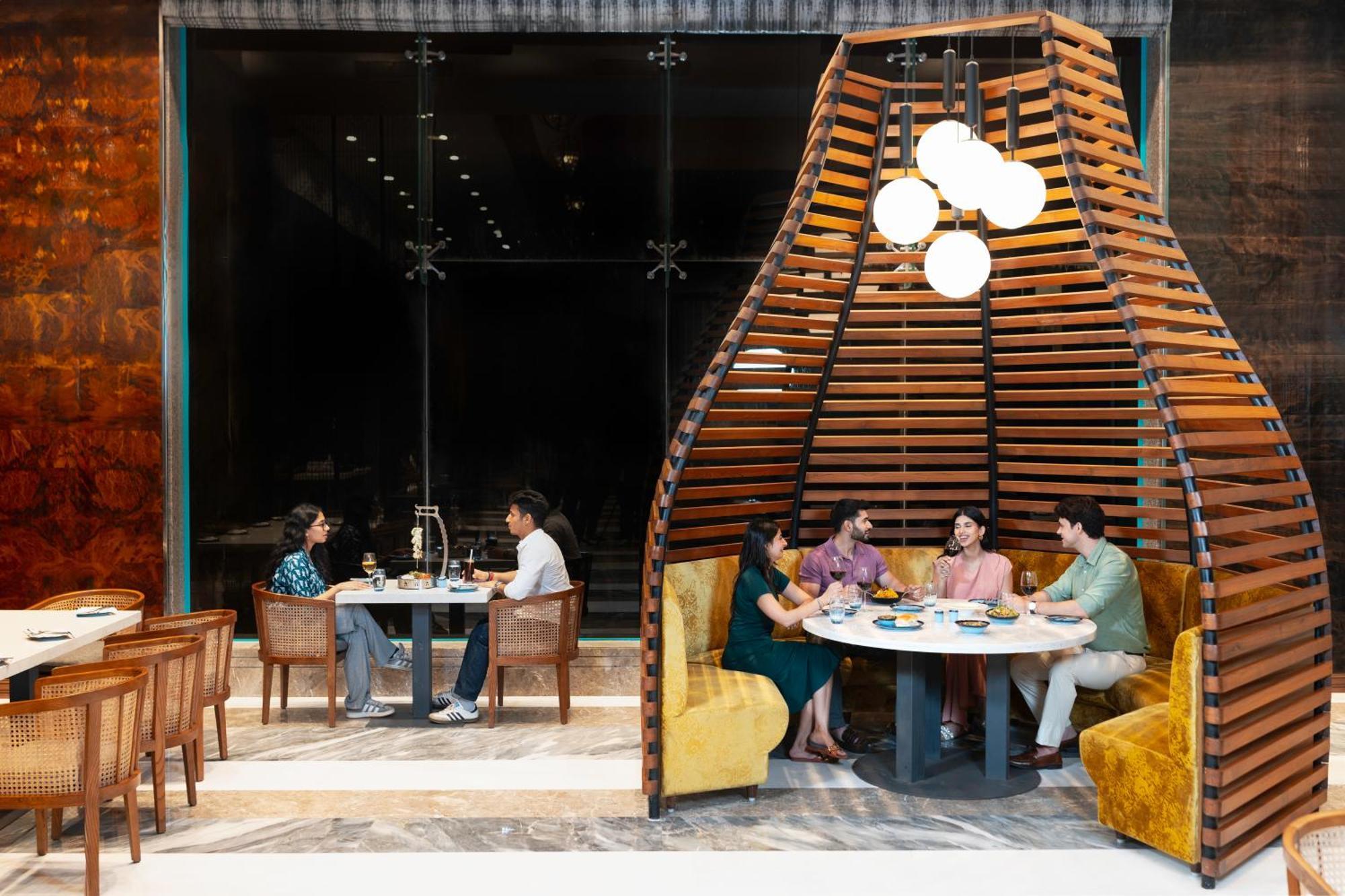 Radisson Blu Plaza Resort & Convention Centre คาร์จัต ภายนอก รูปภาพ The interior of the restaurant