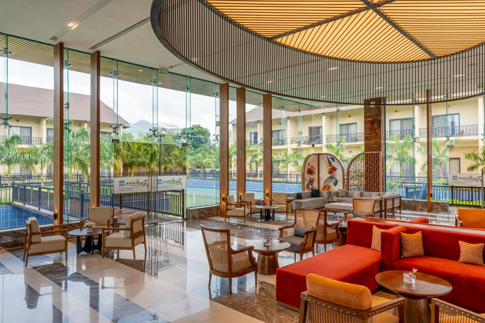 Radisson Blu Plaza Resort & Convention Centre คาร์จัต ภายนอก รูปภาพ The lobby of the hotel