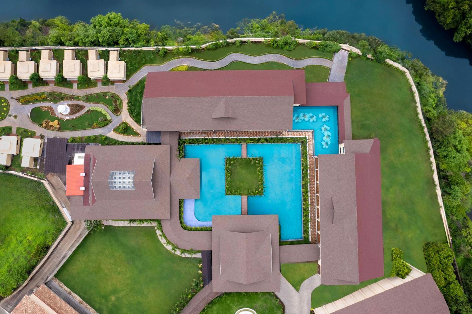 Radisson Blu Plaza Resort & Convention Centre คาร์จัต ภายนอก รูปภาพ Aerial view of the resort