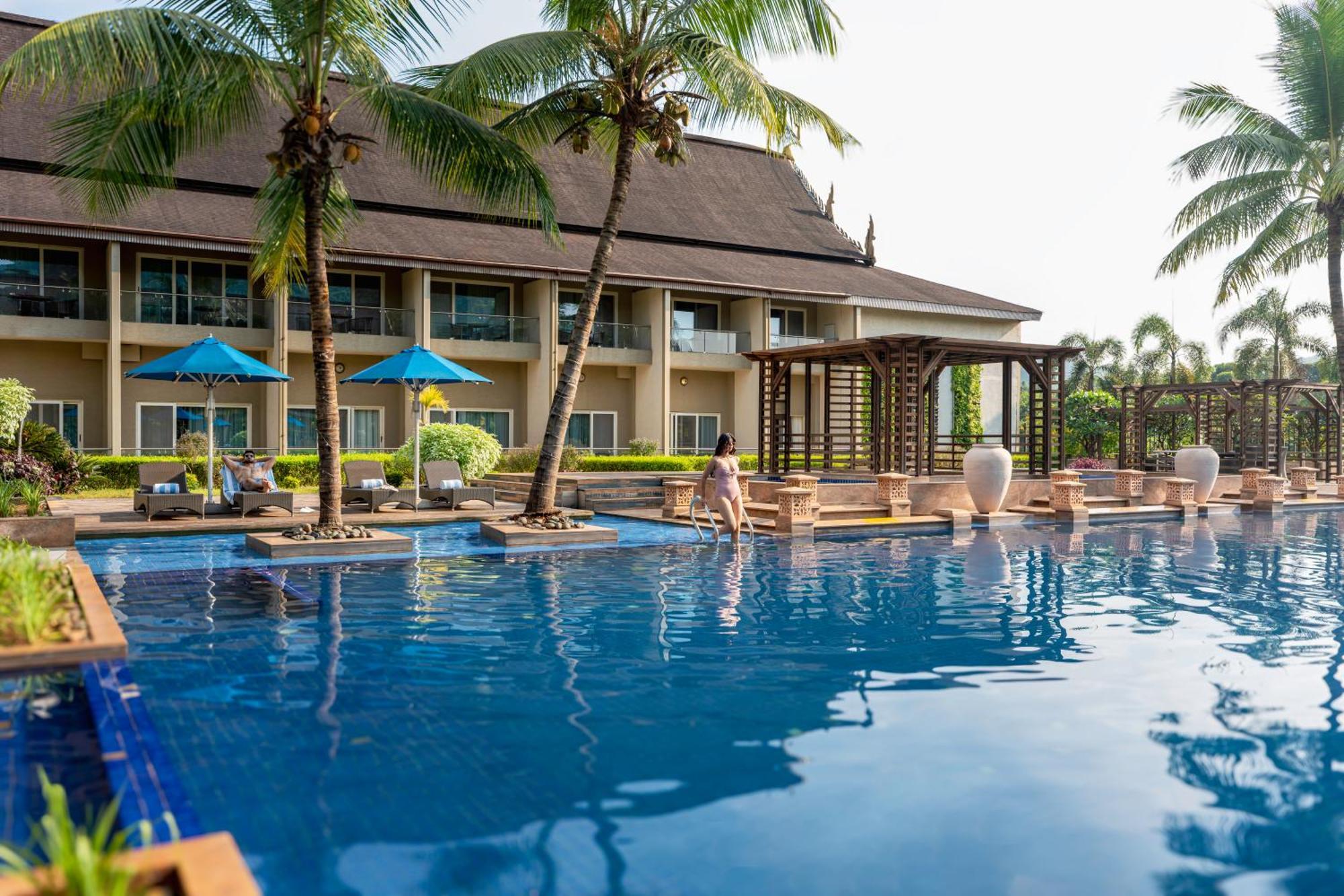 Radisson Blu Plaza Resort & Convention Centre คาร์จัต ภายนอก รูปภาพ The Royal