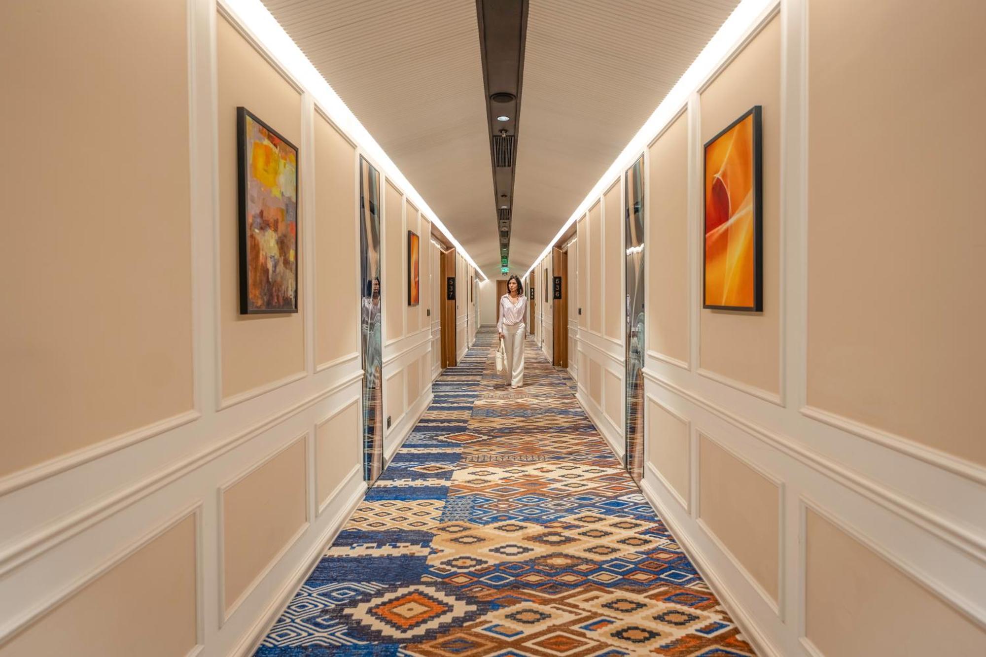 Radisson Blu Plaza Resort & Convention Centre คาร์จัต ภายนอก รูปภาพ A corridor at the hotel