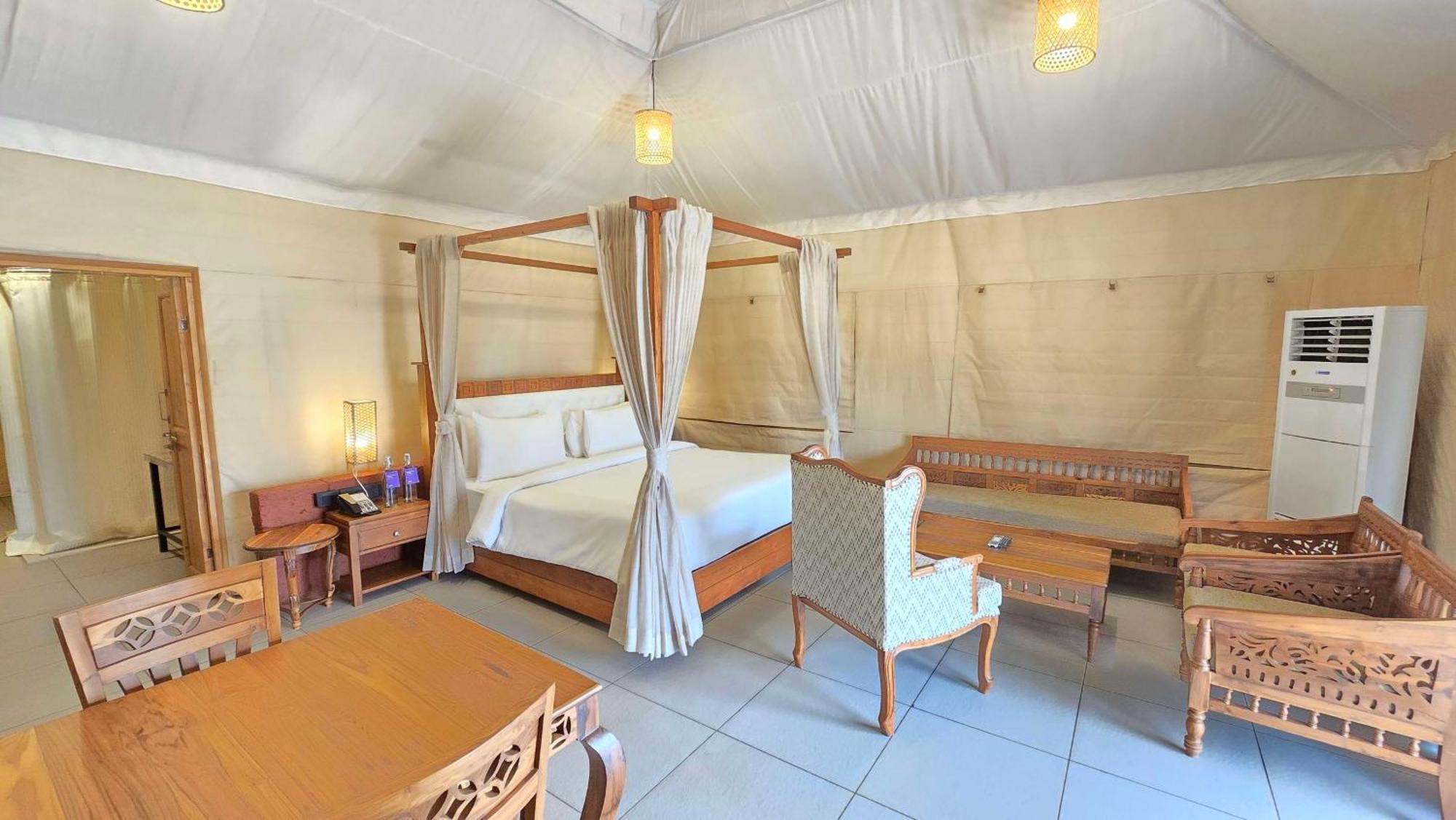 Radisson Blu Plaza Resort & Convention Centre คาร์จัต ภายนอก รูปภาพ A bedroom in a tent at the resort