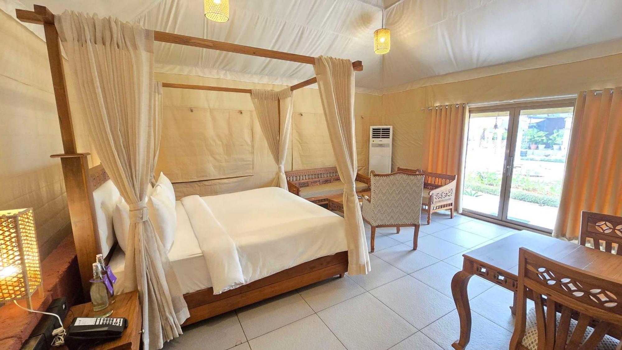 Radisson Blu Plaza Resort & Convention Centre คาร์จัต ภายนอก รูปภาพ A bedroom at the resort