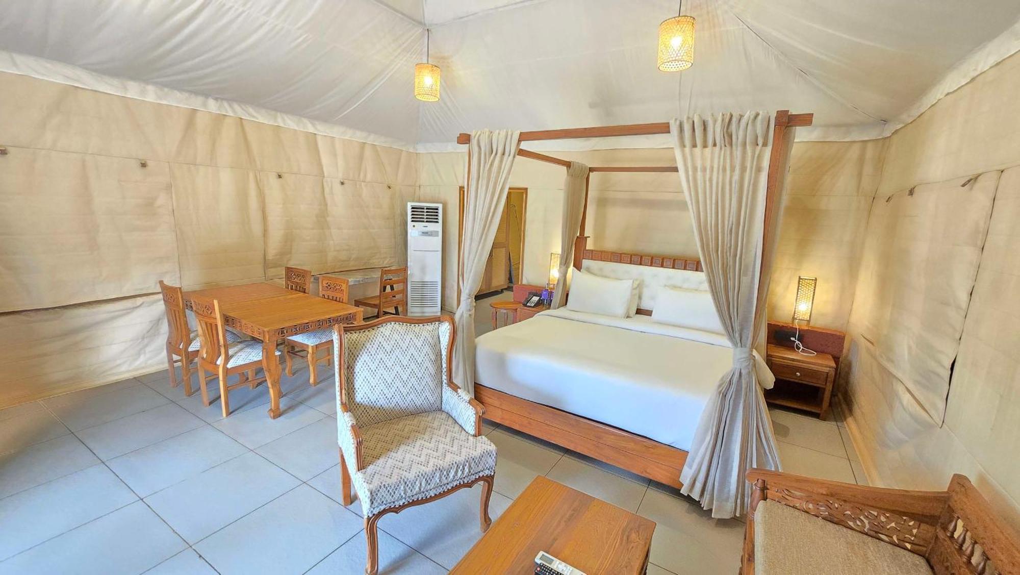 Radisson Blu Plaza Resort & Convention Centre คาร์จัต ภายนอก รูปภาพ A tent at the resort