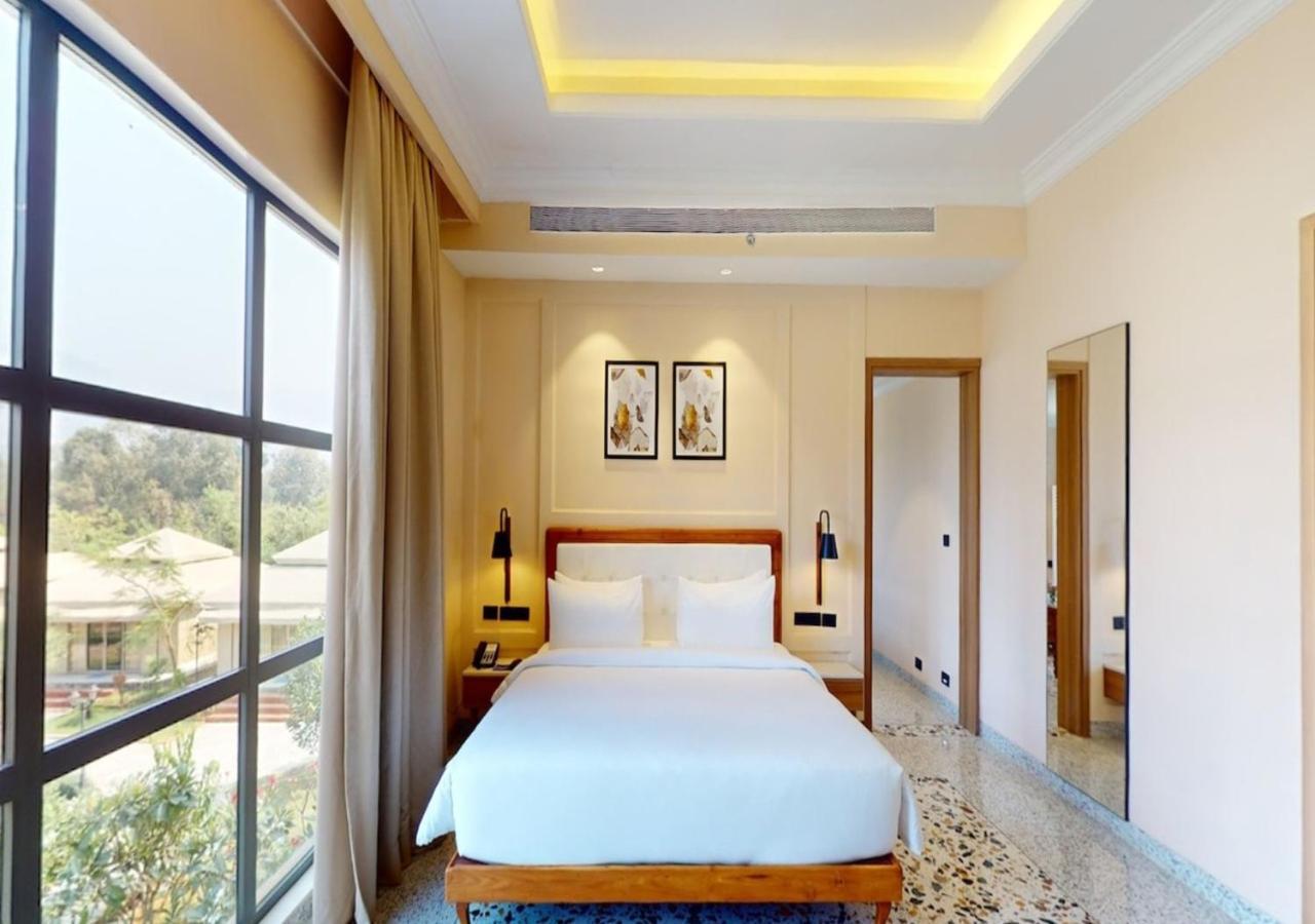 Radisson Blu Plaza Resort & Convention Centre คาร์จัต ภายนอก รูปภาพ