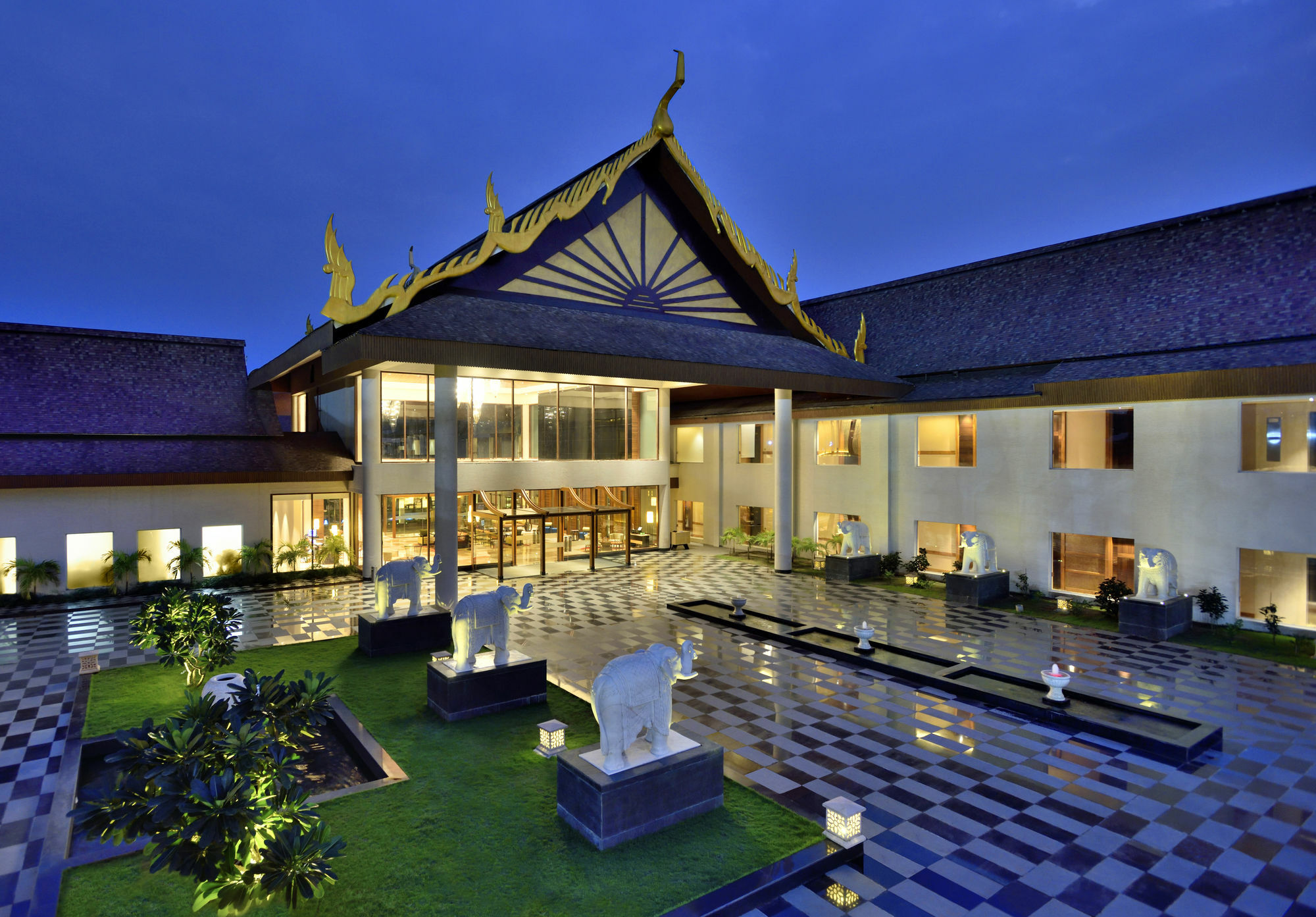 Radisson Blu Plaza Resort & Convention Centre คาร์จัต ภายนอก รูปภาพ The Royal